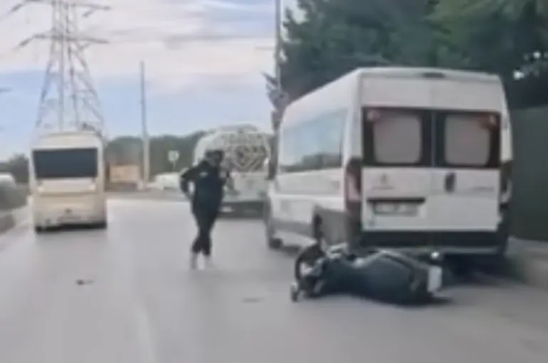 Şerit değiştirirken park halindeki araca ve dolmuşa çarptı: Kaza anı kamerada
