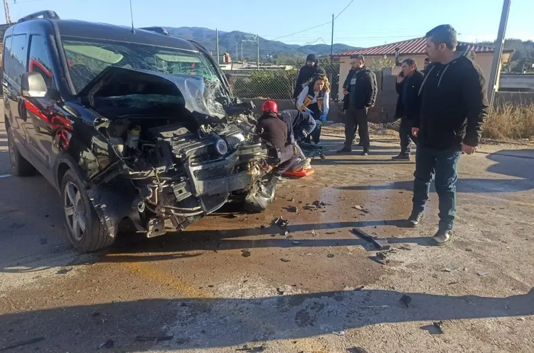 Servis aracı ile hafif ticari aracın çarpışması 7 kişiyi yaraladı