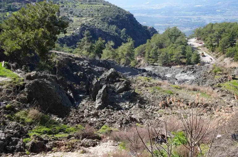 Seydikemer’de heyelan nedeniyle yol kapandı

