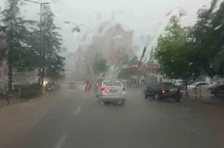 Seydişehir’de sağanak etkili oldu, iş yerlerini su bastı
