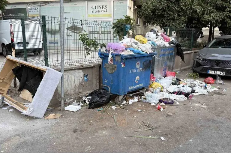 Seyhan’da çöp birikintileri oluştu
