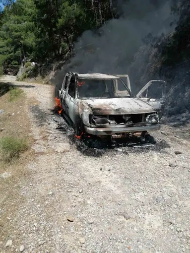 Seyir halindeki araçta çıkan yangın, ormanlık alana sıçradı
