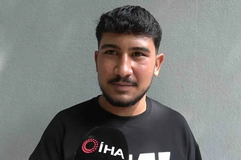 Seyir halindeki mikser, dönüş esnasında yolu betonla kapladı

