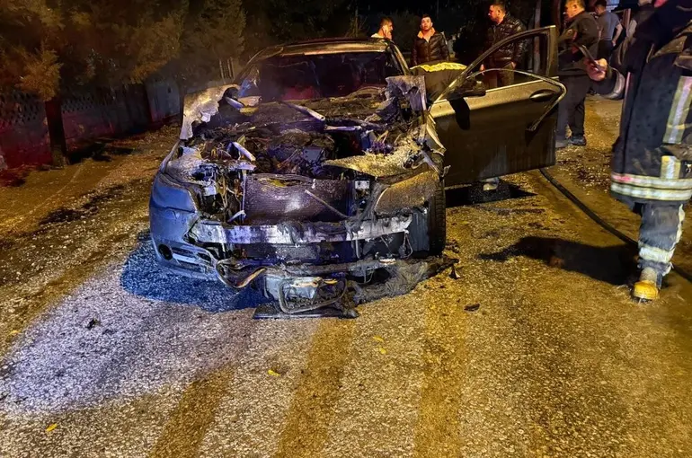 Seyir halindeki otomobil alev aldı