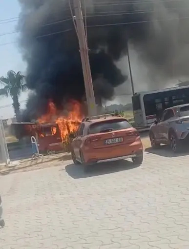 Seyir halindeki otomobil alev topuna döndü
