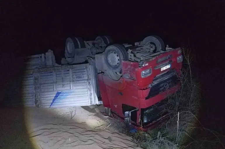 Seyir halindeki tır devrildi; 3 yaralı

