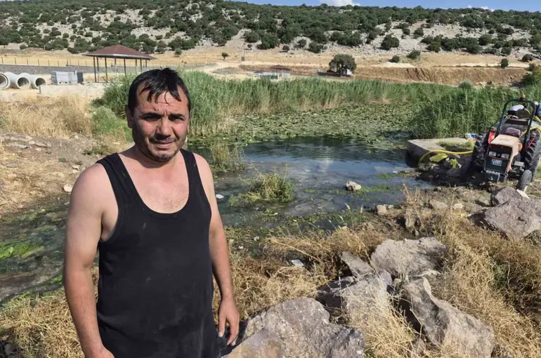 Sıcaktan bunalanlar su kanallarına koştu

