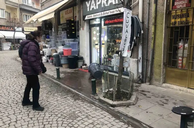 Şiddetli fırtına ortalığı birbirine kattı
