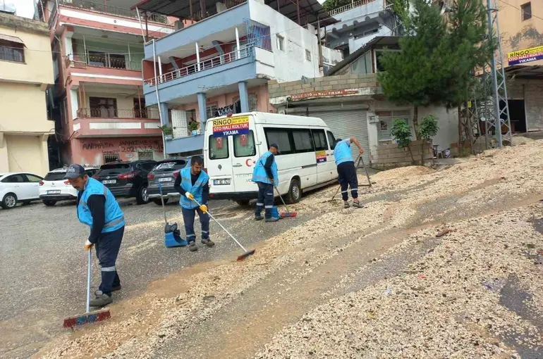 Şiddetli yağış sonrası Antakya’da temizlik ekipleri sahaya çıktı
