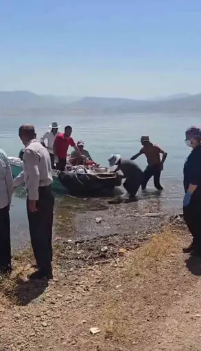 Siirt’te bahçede fenalaşan hasta, tekneyle ambulansa ulaştırıldı
