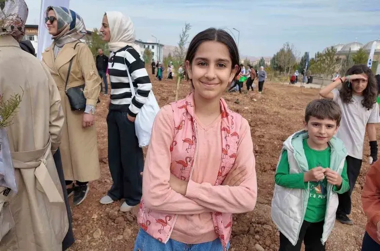 Siirt’te binlerce fidan aynı anda toprakla buluştu
