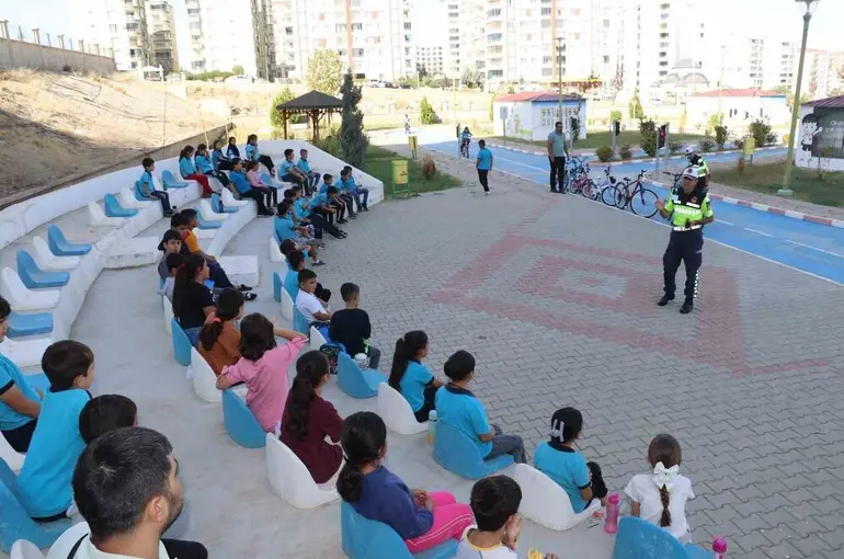 Siirt’te çocuklar trafik kurallarını eğlenerek öğreniyor

