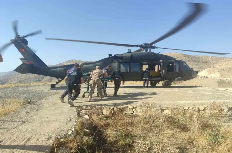 Siirt’te jandarma helikopteri, iş kazası geçiren vatandaşı hastaneye taşıdı
