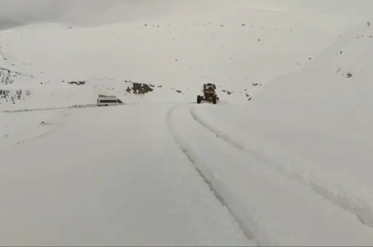 Siirt’te karda araçlar yolda mahsur kaldı
