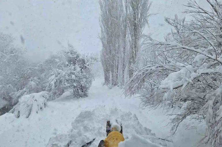 Siirt’te karla kaplı yollar ulaşıma açıldı
