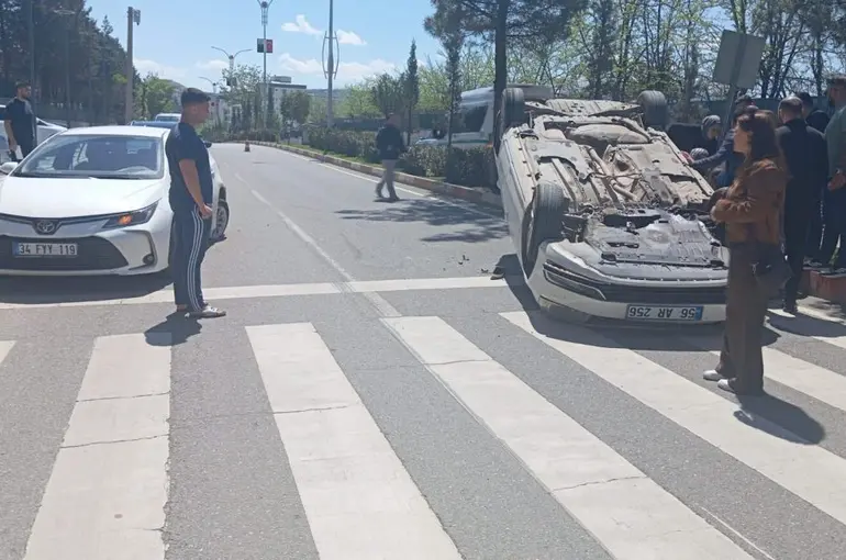 Siirt’te kazada iki sürücü araçlarda sıkıştı
