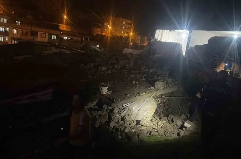 Siirt’te metruk bina çöktü
