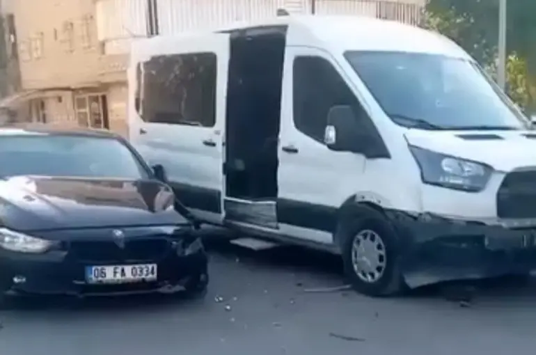 Siirt’te minibüs ile otomobil çarpıştı
