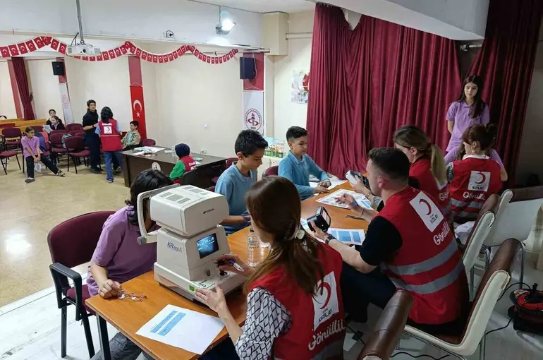 Siirt’te ortaokul öğrencilerine göz sağlığı taraması
