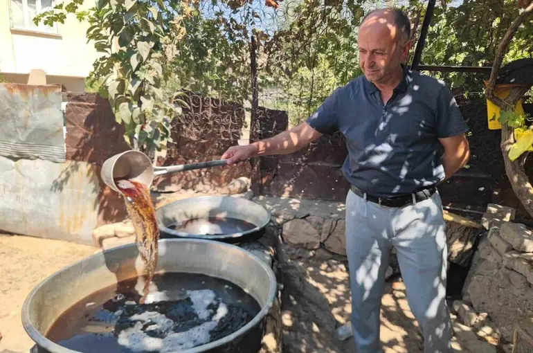 Siirt’te sinceri üzümünden pekmez yapımına başlandı
