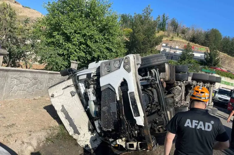 Siirt’te tır ile otomobil çarpıştı: 4 yaralı
