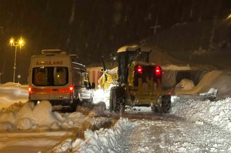 Siirt’te yoğun kar yağışına rağmen ekipler çalışmaya devam ediyor

