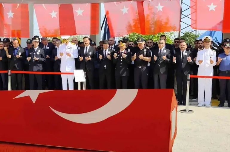 Silah kazası sonucu şehit olan Özel Harekat polisi memleketine uğurlandı

