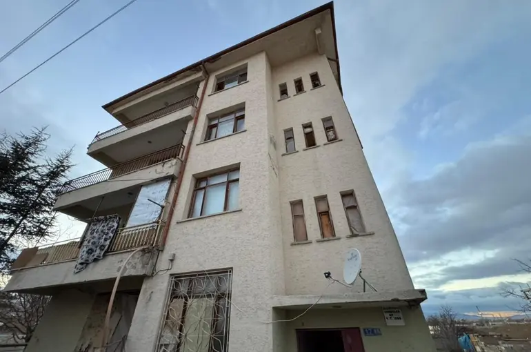 Silahla ateş edip yangın çıkardı