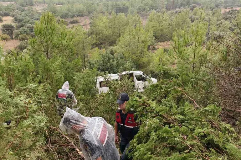 Silifke’de yolcu minibüsü şarampole yuvarlandı: 17 yaralı
