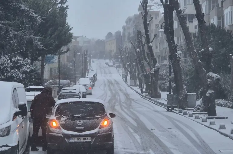 Silivri güne kar yağışı ile başladı
