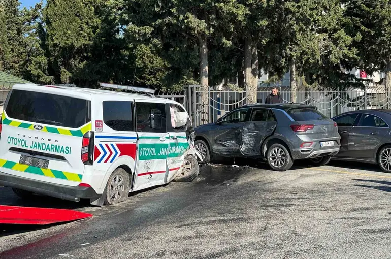 Silivri’de jandarma aracı kazaya karıştı:3 yaralı
