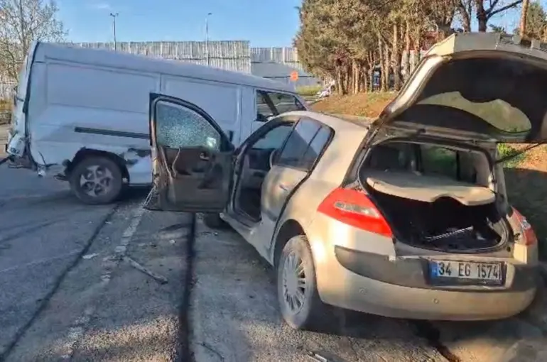 Silivri’de kontrolden çıkan kepçe araçları biçti
