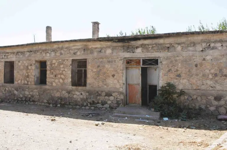 Silopi’de tehlike saçan metruk yapı yıkılıyor
