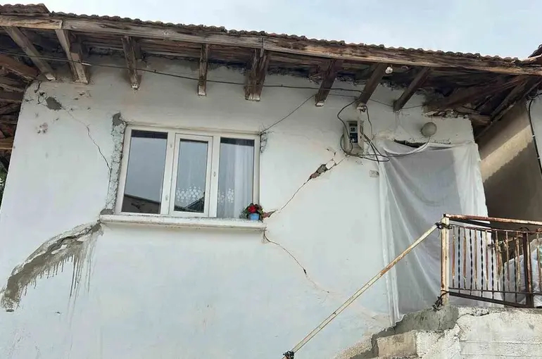 Simav beşik gibi sallanıyor
