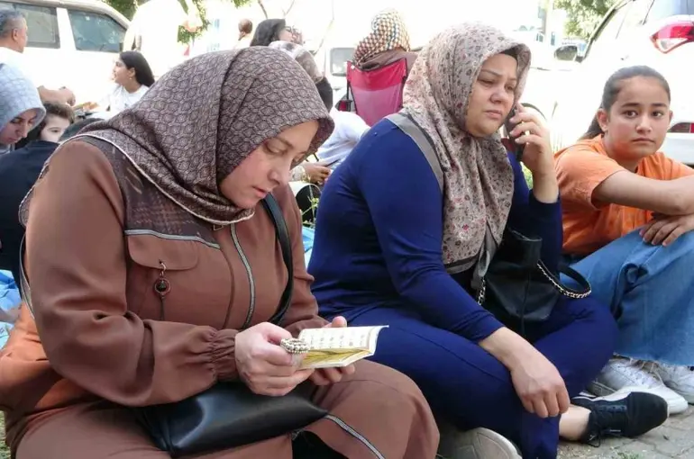 Sınava girmeden dakikalar önce son kez test çözdüler
