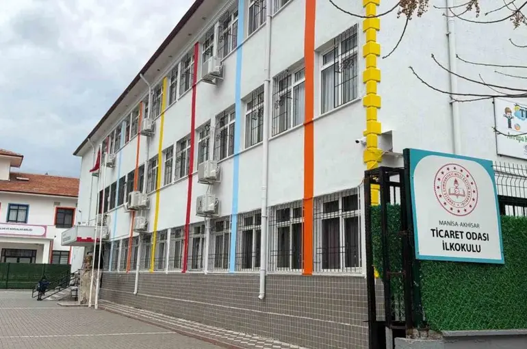 Sınıfın düşen tavan sıvası 3 öğrenciyi yaraladı
