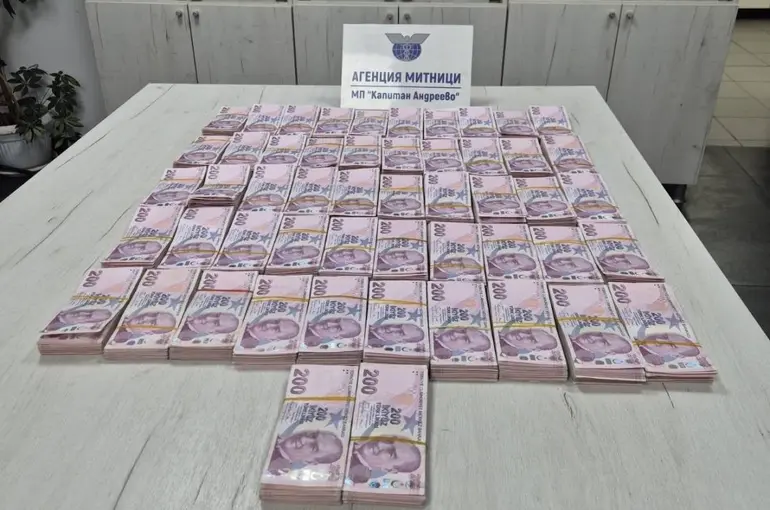 Sınır kapısında yolcu otobüsünde 1 milyon 40 bin lira ele geçirildi
