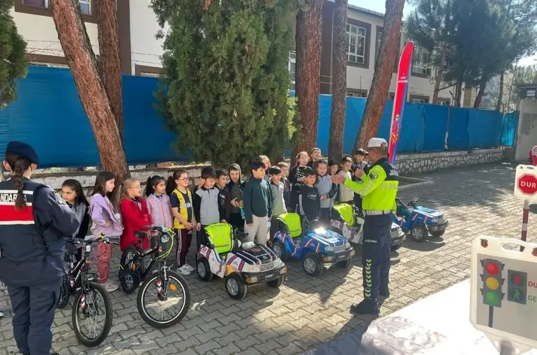 Sinop’ta minikler trafiği eğlenerek öğrendi
