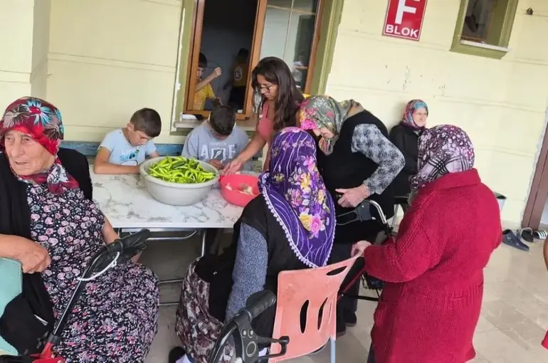 Sinop’ta nesiller buluştu, birlikte turşu kurdu
