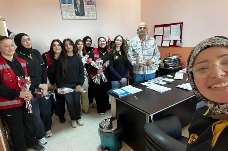 Sinop’ta öğrencilerden öğretmenlere çiçek
