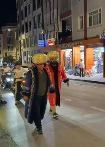 Sinop’ta padişah kostümüyle sıra dışı yürüyüş
