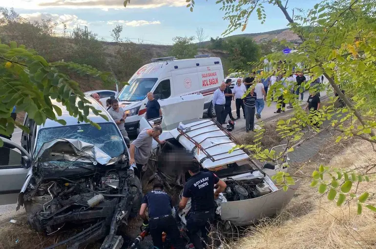 Sinop’ta trafik kazası: 1 ölü, 5 yaralı
