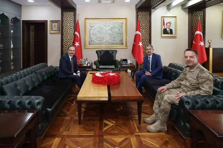 Şırnak Valisi Ekici, Siirt Valisi Kızılkaya ile bir araya geldi
