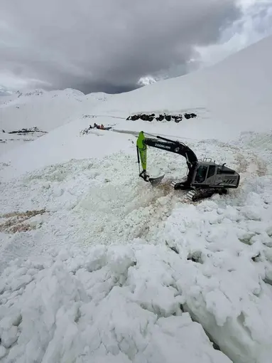 Şırnak’ta çığ düşen yolu açmak için ekipler seferber oluyor
