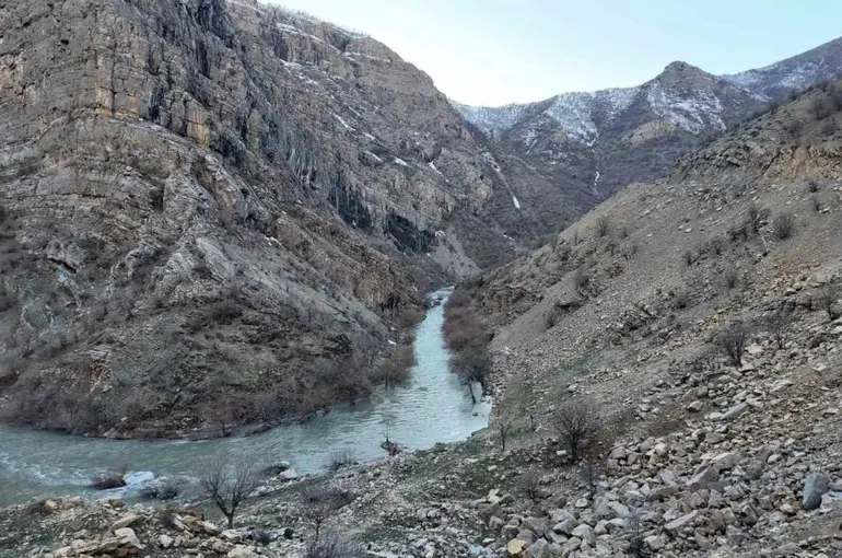 Şırnak’ta kar eridi, dereler taştı
