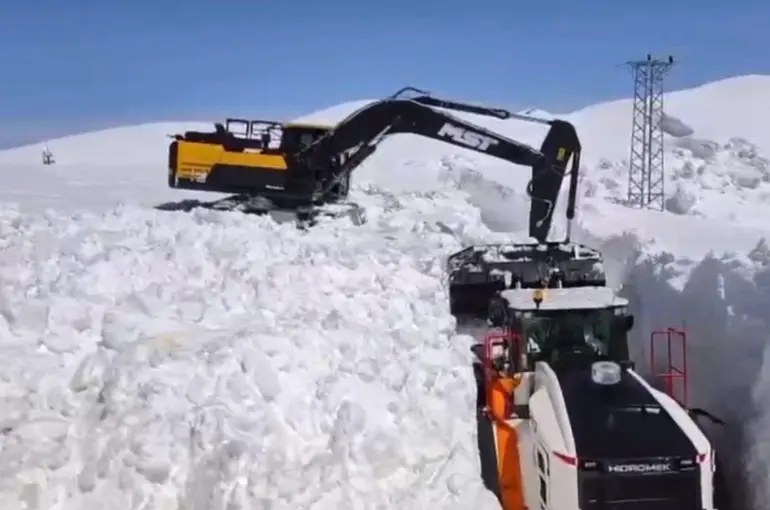 Şırnak’ta nisan ayında kar esareti sürüyor

