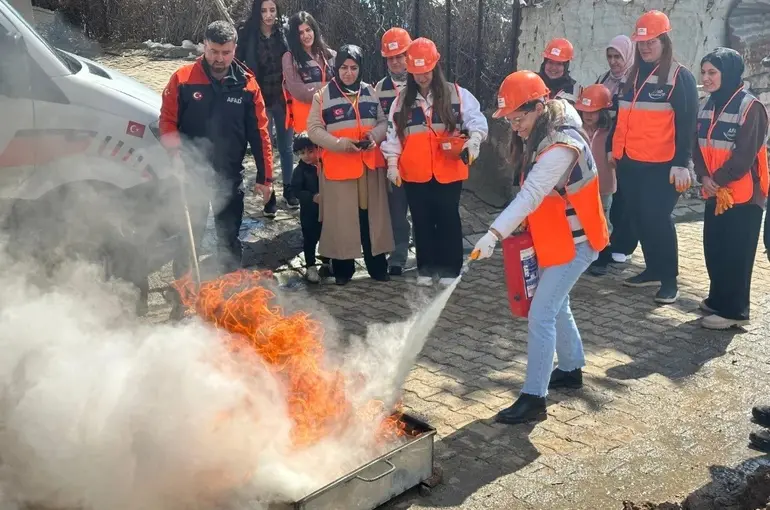 Şırnak’ta tamamı kadınlardan oluşan AFAD gönüllü ekibi eğitimi tamamladı
