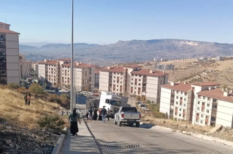 Şırnak’ta tır devrildi: 1 yaralı
