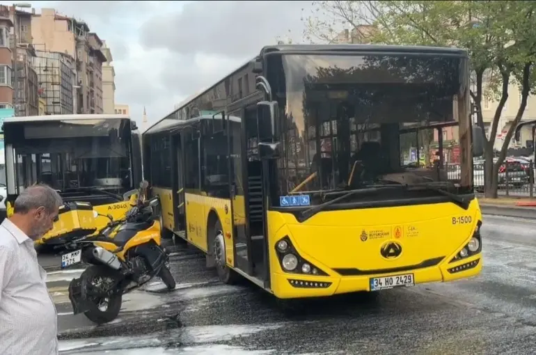 Şişhane’de iki İETT otobüsü çarpıştı: Yola dökülen yağ sürücülere zor anlar yaşattı
