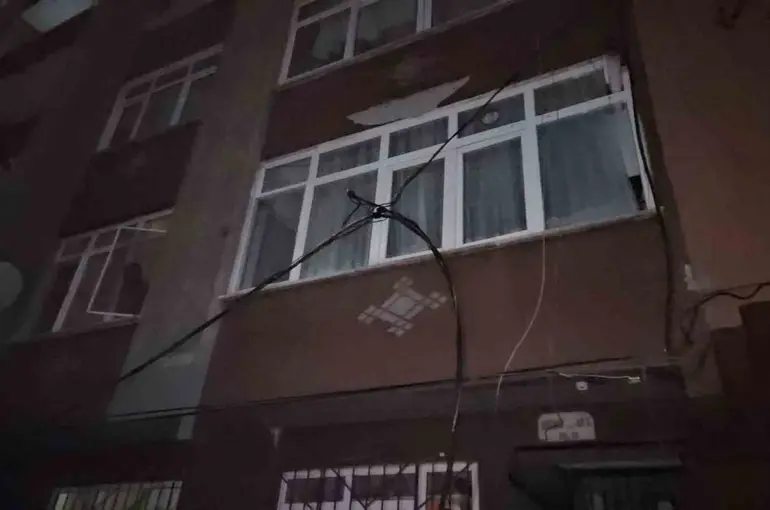 Şişli’de elektrik direğindeki patlama motorlara sıçradı
